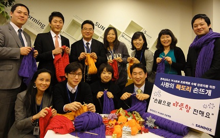 한국산도스, 저소득 암환자에 '사랑의 목도리' 전달