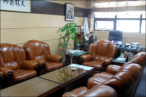 약사들, 김구 회장 집무실 집기들 원상복귀