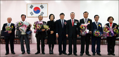 한독 약연상 시상식…약사 7명에게 금메달 수여