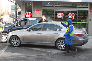 "행정처분 겁안나"…한양대 문전약국 주차호객 극성