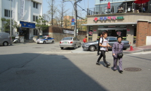 한양대 호객행위 문전약국, 주차요원 스스로 뺐다