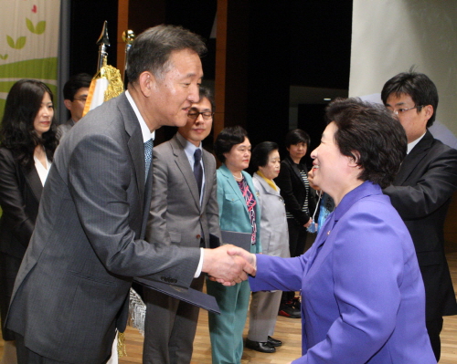 한국애보트, 가정의 달 기념 국무총리상 수상 
