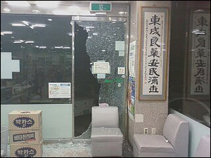 대담한 약국 도둑…망치로 자동문 깨고 현금 싹쓸이