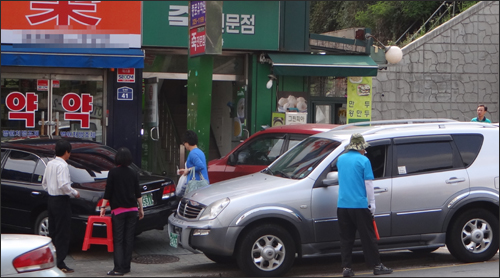 문전약국 호객 '위험수위'…발레파킹까지