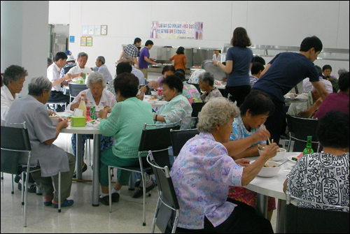 한화제약, 춘천공장 주변 어르신 삼계탕 대접