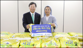 JW중외, 방배복지관에 '사랑의 쌀' 전달