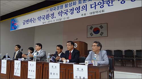 '약 없는 드럭스토어'의 침공…대책은 "약국의 변화"