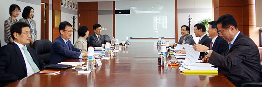 "병원 수가인상 요인없다" vs "총진료비, 수익과 무관"