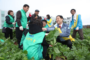 JW중외그룹, '사랑의 배추 나누기' 행사 펼쳐
