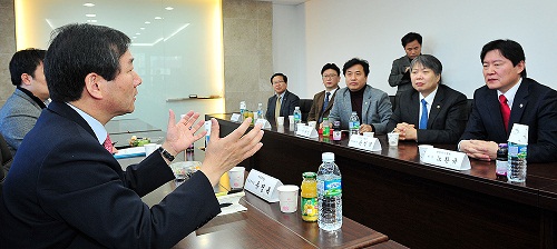 박근혜 후보 최측근 유정복 의원, 의협 방문