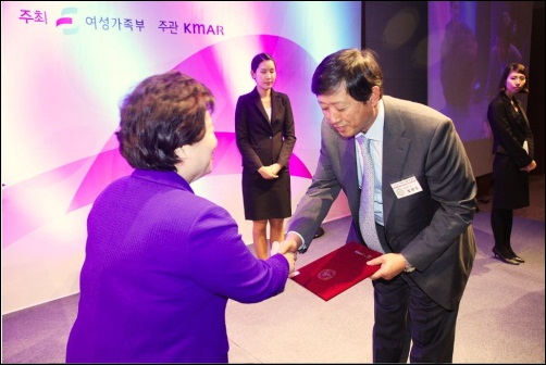한국아스텔라스, 2012 가족친화인증기업 선정
