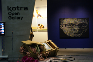 "알약으로 만든 초상화"…대웅과 예술가 소통
