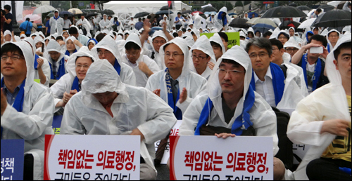 약값 일괄인하…안전상비약 판매…무상의료 논란
