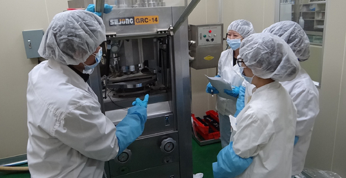 "눈으로만 보는 교육 그만"…6년제 약대 실무실습 가동
