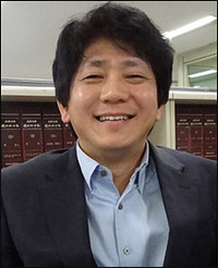 두달에 한번 150명 주민에 무료영화 '쏘는' 약사 

