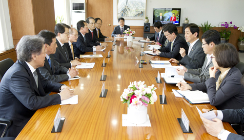 진 장관, 제약산업 뒷전?…의약단체장과 대접 달라