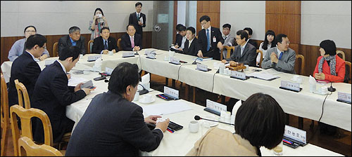 "수가 추가재정안 공개부터" vs "있을 수 없는 일"