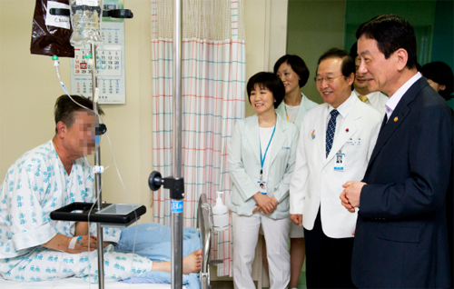 진 장관 "보호자·간병인 없어도 되는 병원 만들 터"