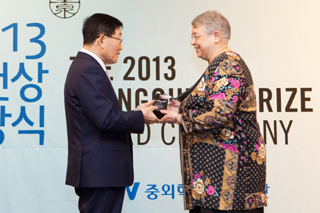 JW중외 제1회 성천상, 배현정원장 상금 1억 수여