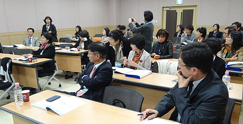 "직원이 왜 조제실에 있나"…보조원 도입 득실은?