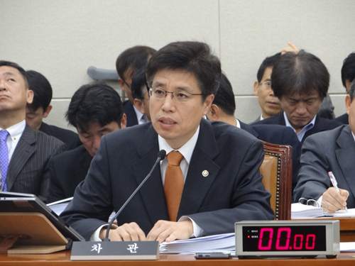 "공보의는 몰라도 약사까지는 좀"…이영찬 '난색'