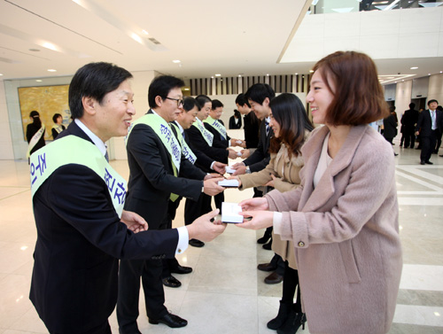 "뻣뻣한 시무식은 가라"…제약사 이색시무식 '화제'
