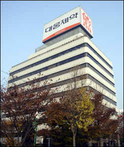 대웅제약 "약사회 중재의지 환영…회사 앞 집회 유감"
