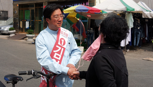 자전거 타고 건강 상담하며 선거운동하는 약사