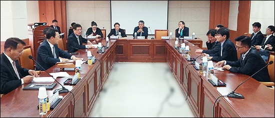 "목표인상률 미리 내놔야" vs "협상전 선공개라니…"