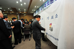 의협회장 불신임 투표참여 대의원 자격 논란