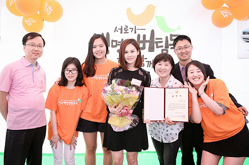 가수 아이비씨, 복지부장관 표창…헌혈활성화 기여