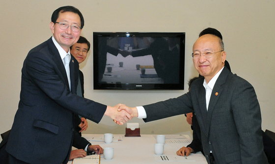 문-추, 첫 회동 "충분히 논의하고 서로 공감했다"