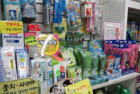 "약국 제품 정리해줄게요" 위생용품 업자의 두얼굴 