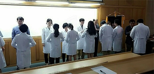 "마음가짐 단단히"…약대 가운 착의식 속속 동참 