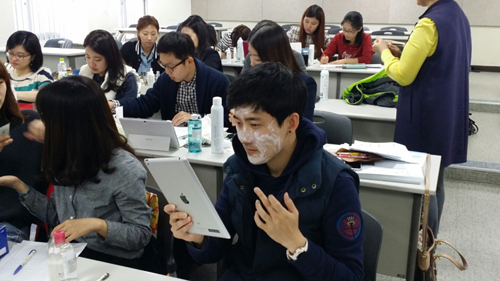 바르고 느끼고…강의실에 화장품 향이 가득
