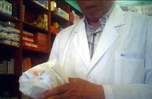 부메랑…가운 의무화 폐지에 무자격자 설쳐