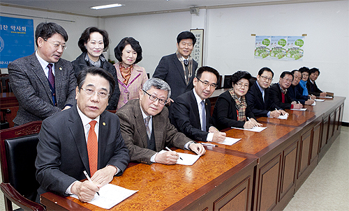약사회 임원들, 2015년 신상신고 스타트