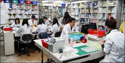 약사 근무일수가 265일?…약사부족 전망에 '비판론'