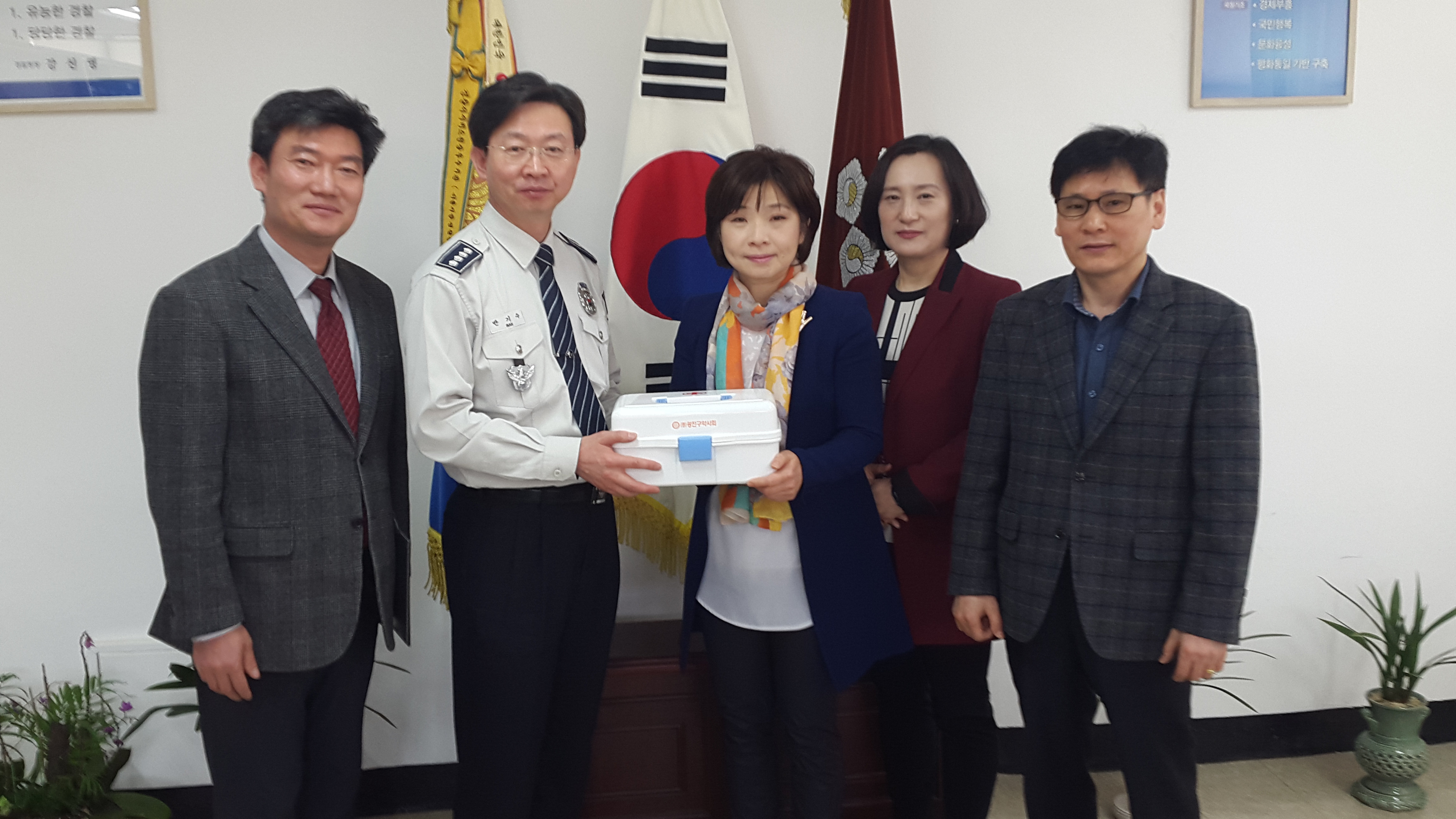 광진구약, 경찰서 구급함 전달하고 현안 논의