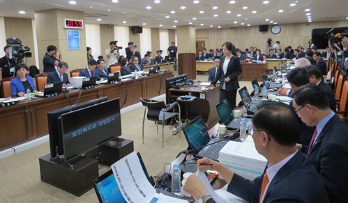 정 장관 혹독한 신고식…국회 "답변태도 유감"