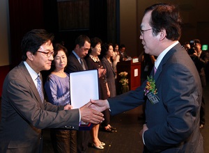 복산그룹 엄태응 회장 한마음대회 자원봉사상 수상