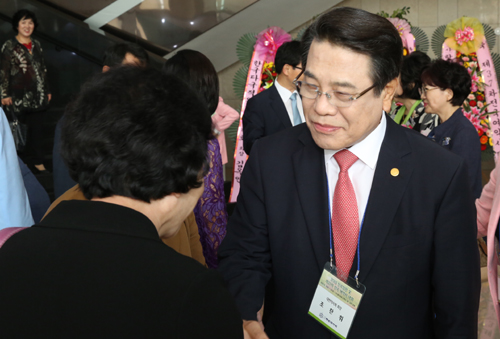 [기자의 눈] 여약사대회장서 펼쳐진 미니선거전