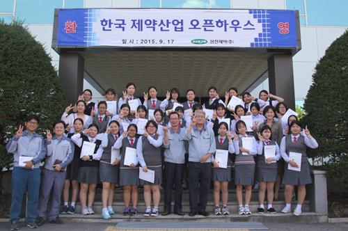 삼진제약 향남공장에 여고생 30여명 방문