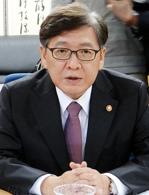 정진엽 장관 "공공의사 양성 의과대학 신설 수긍"
