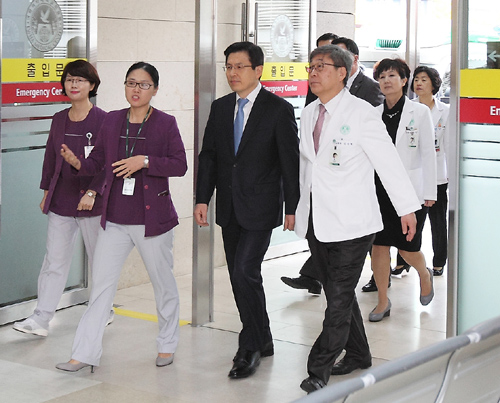 황교안 총리, 이대목동병원 방문…방역체계 점검