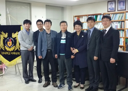 경성약대 선배들, 후배들에 장학금·간식 전달