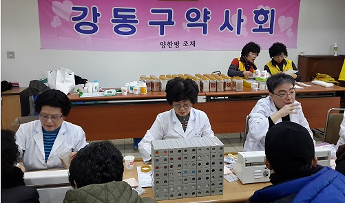강동구약, 봉사약국 열고 어르신 173명에 복약상담