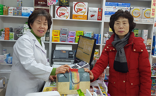 서울 중구약, 생일 맞은 회원약사 떡 전달