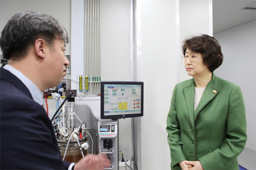 김승희 식약처장, SK케미칼 백신연구소 방문
