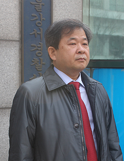 골밀도 측정기 시연한 김필건 한의협회장 경찰출두